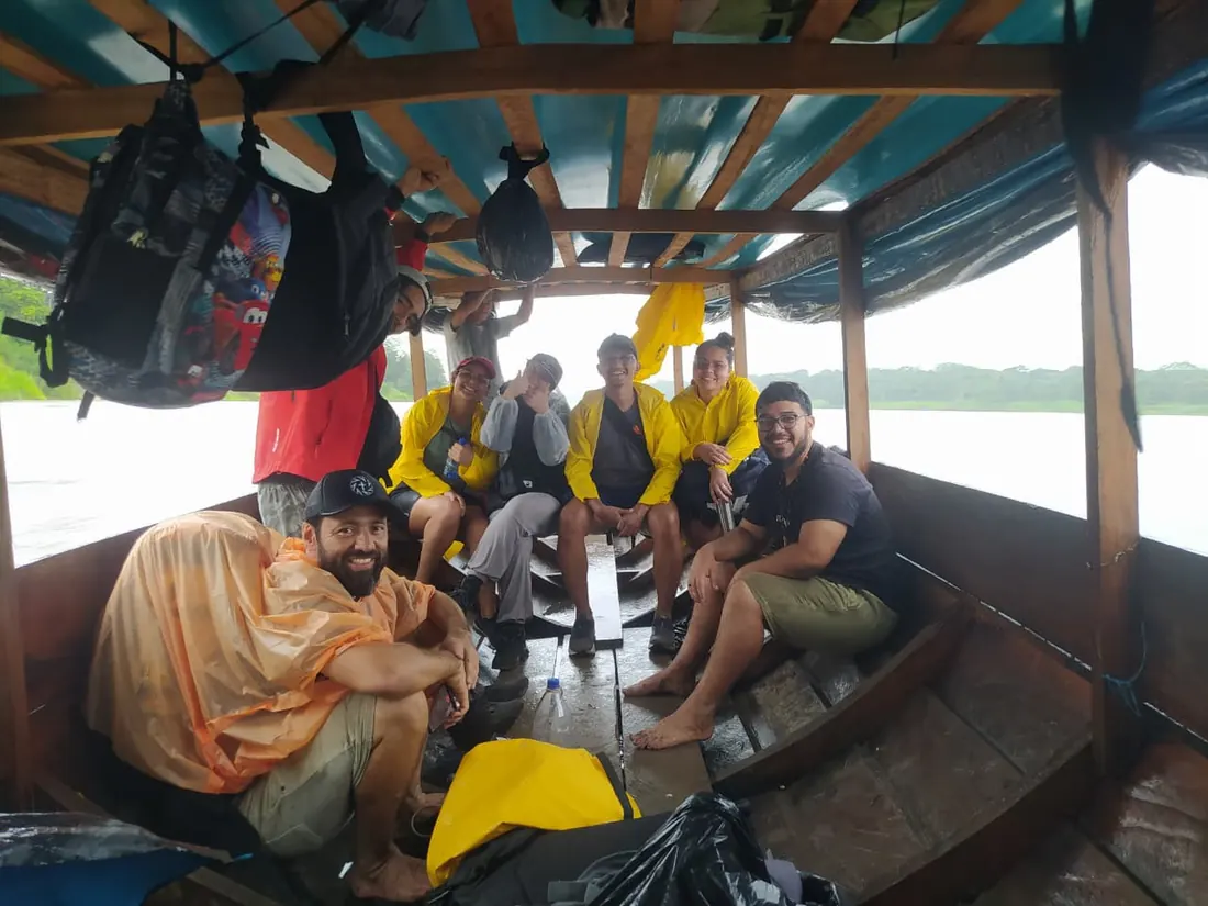 Equipe reunida em um barco no rio