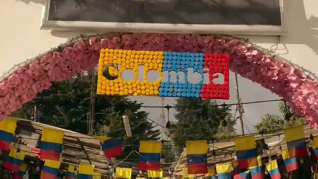Arco decorado com a palavra Colombia e bandeirinhas colombianas