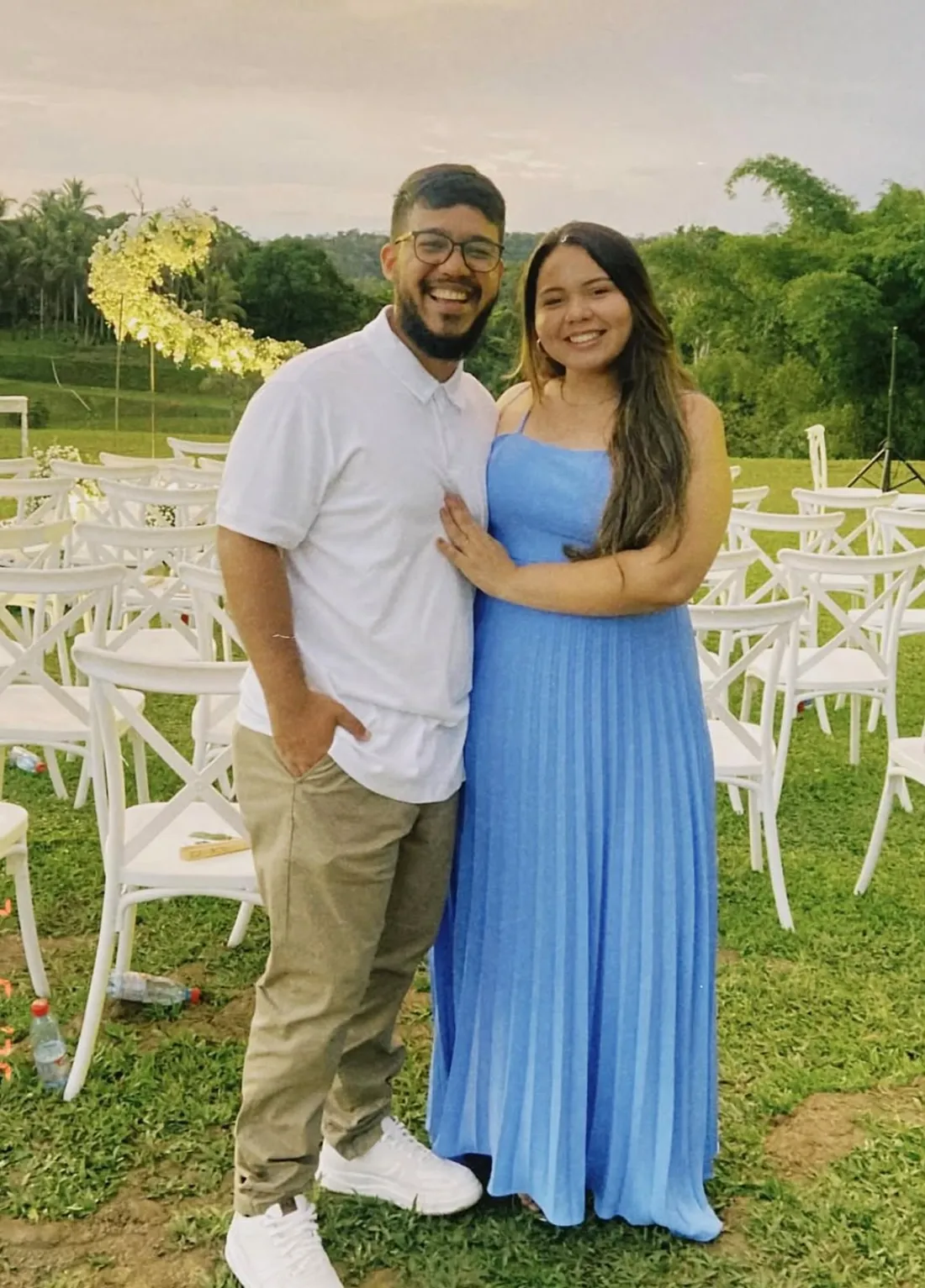 Diego e Nathália sorrindo, lado a lado, num gramado ao ar livre