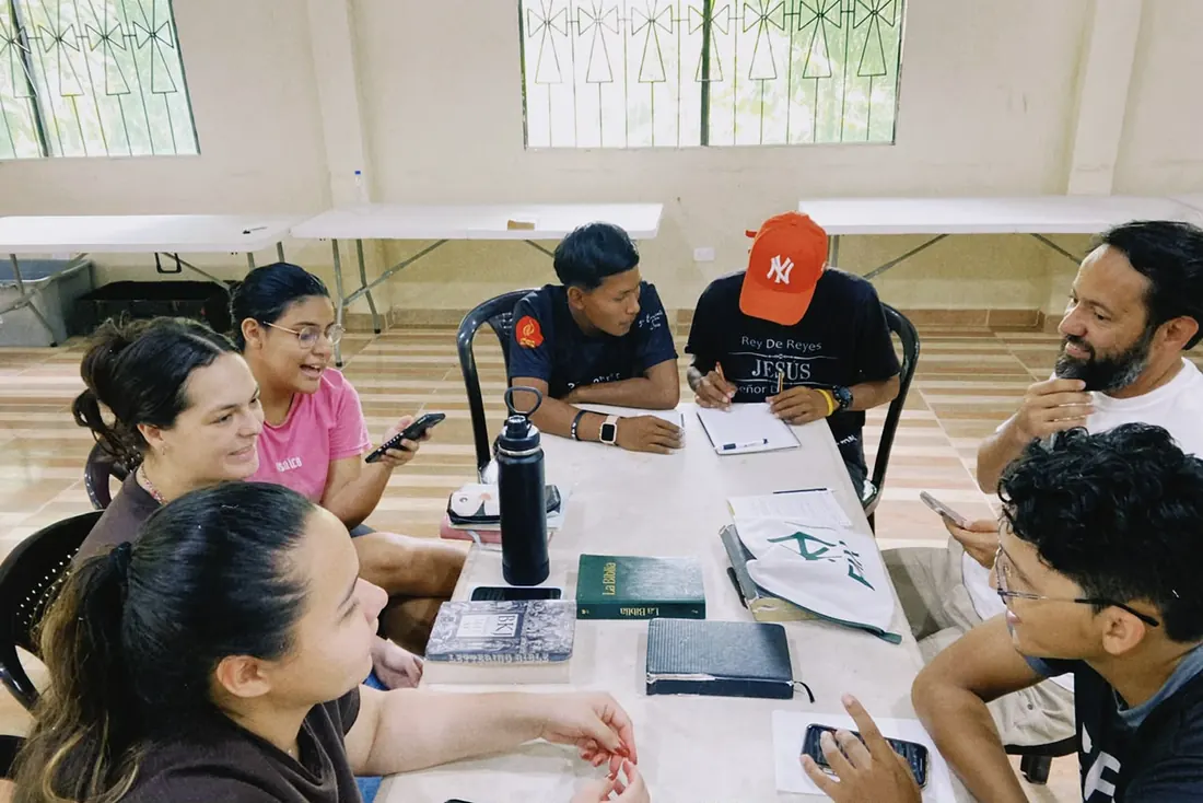 Encontro de estudo em grupo ao redor de uma mesa