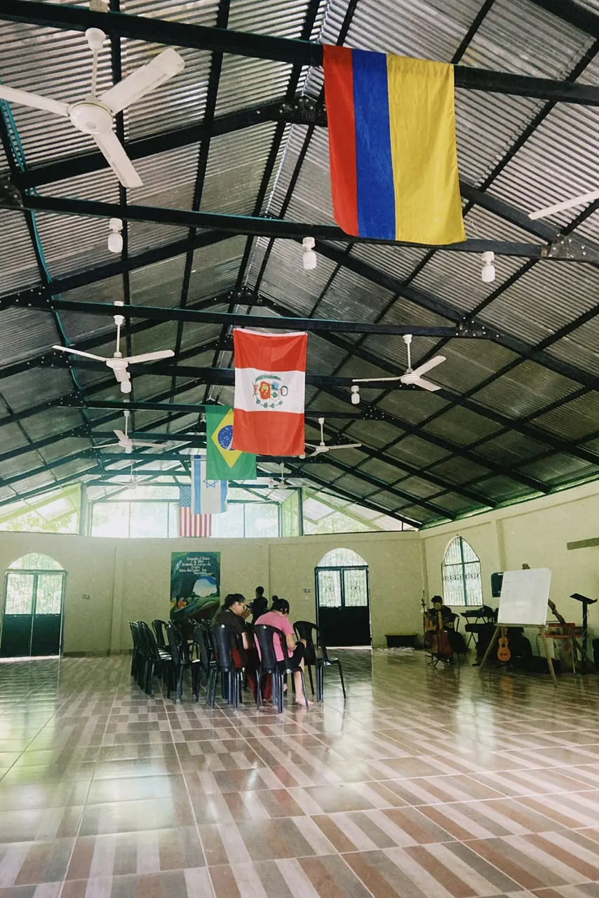 Interior da igreja com bandeiras de diferentes países